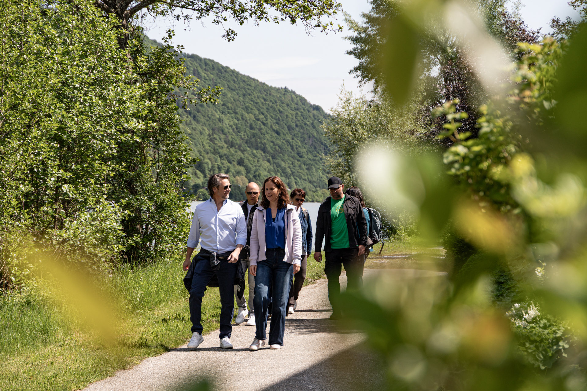 Sandra_Achleitner_Seminar_Wesenufer - Entwicklung Erleben - Personen gehen am Ufer